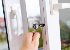 Zimno ciągnie od okien? Regulacja okien i przestawienie na tryb zimowy zlikwiduje problem