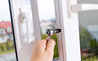 Zimno ciągnie od okien? Regulacja okien i przestawienie na tryb zimowy zlikwiduje problem