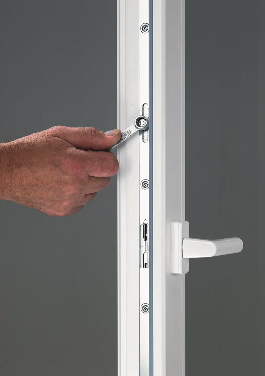 Jak ustawić okno na zimę - przekręć tę śrubę na skrzydle okna