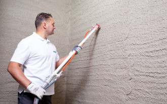 Tynk pod lupą: gipsowy, cementowo-wapienny czy hybrydowy? Jaki wybrać, by uniknąć poprawek?