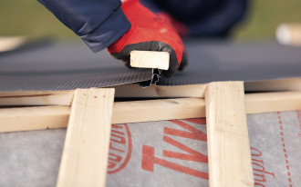 Jak sprawić, by dach był szczelny? Kiedy papa, a kiedy membrana [PORADNIK]