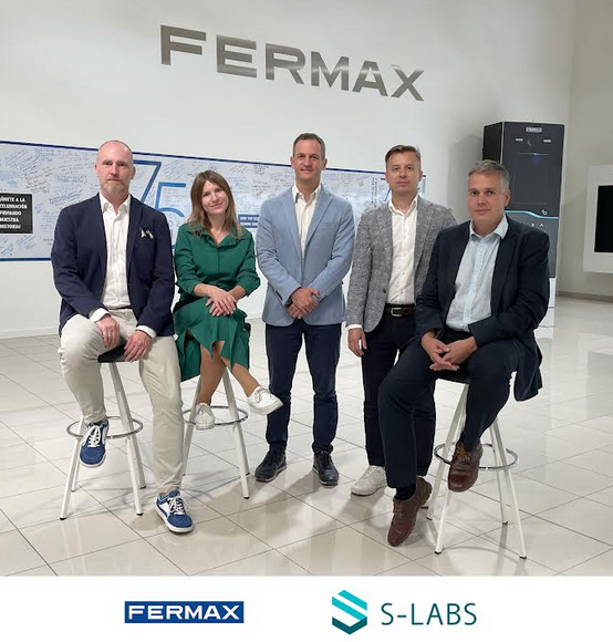 Zespół zarządzający S-LABS w siedzibie głównej Fermax w Hiszpanii. Od lewej do prawej: Marcin Krysztofiak (Prokurent Fermax Polska), Agnieszka Suchanek (S-LABS), Jeremy Palacio, Leszek Trzepla (S-LABS) i Robert Orlewski (S-LABS).