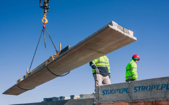 Ile kosztuje strop? Panelowy zaskakuje ceną i tempem montażu