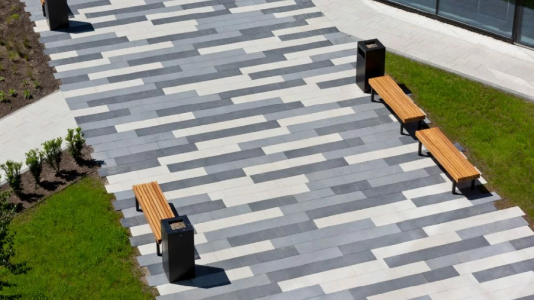 Beton, który oczyszcza powietrze: antysmogowe płyty Novator City z TiO₂