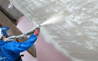 Ocieplenie poddasza pianką PUR w 1-2 dni - czy lepsze od wełny mineralnej?