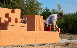 Niższe rachunki za ogrzewanie - jakie materiały na ściany wybrać? Przegląd budowlany