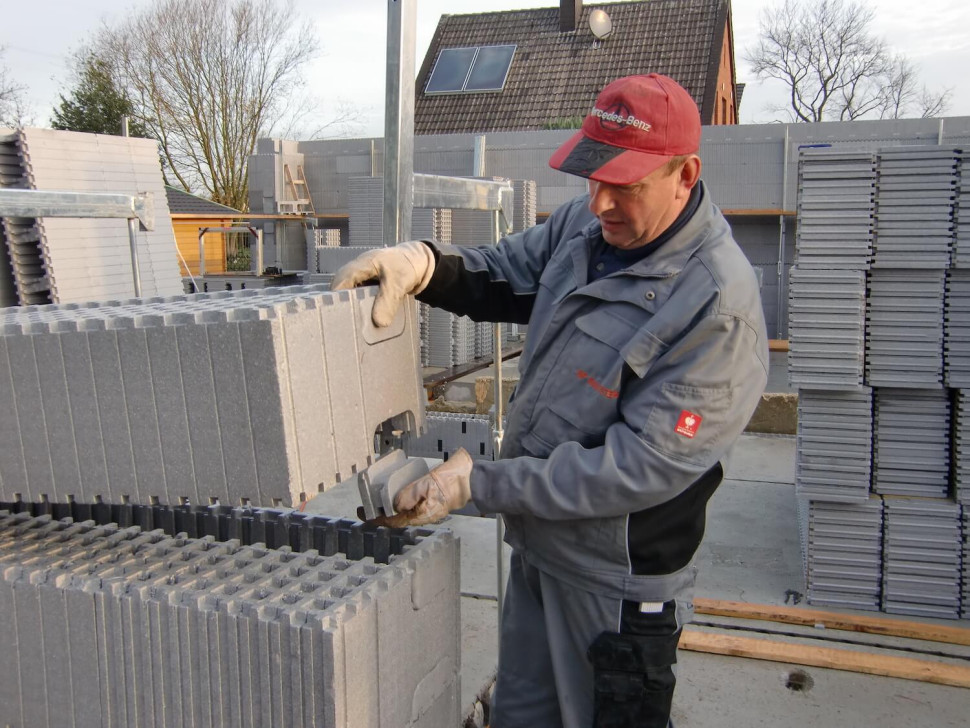 ściany z kształtek styropianowych