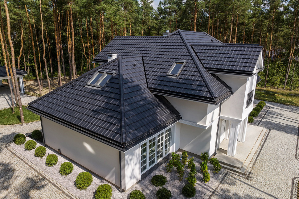 ciemna dachówka ceramiczna