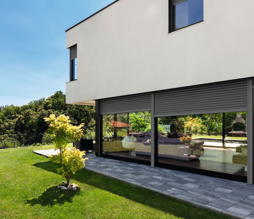 duże okna aluminiowe w domu
