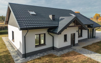 Orynnowanie dachu. Rura spustowa na środku czy w narożniku - co odprowadzi dwa razy więcej wody?