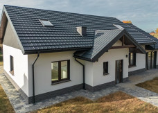 Orynnowanie dachu. Rura spustowa na środku czy w narożniku - co odprowadzi dwa razy więcej wody?