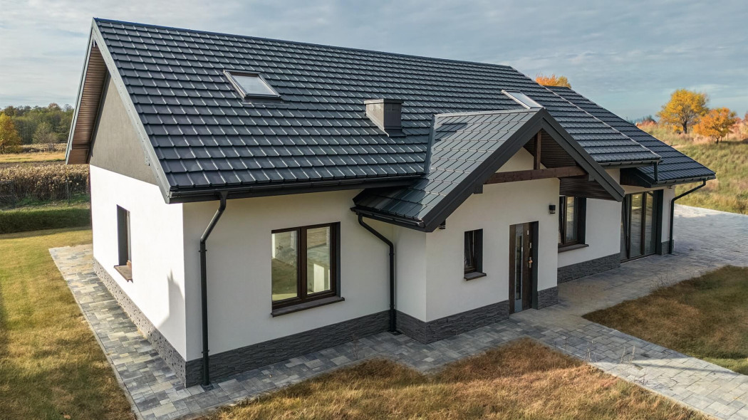 Orynnowanie dachu. Rura spustowa na środku czy w narożniku - co odprowadzi dwa razy więcej wody?