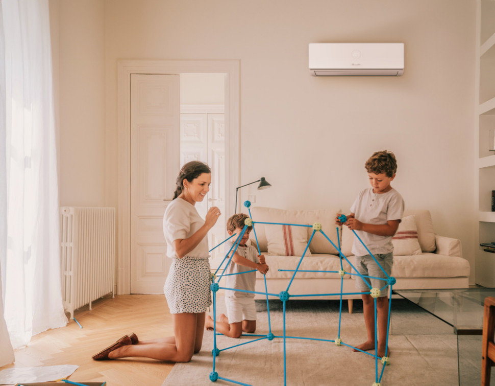 Klimatyzator Climate 4000i na ścianie w salonie