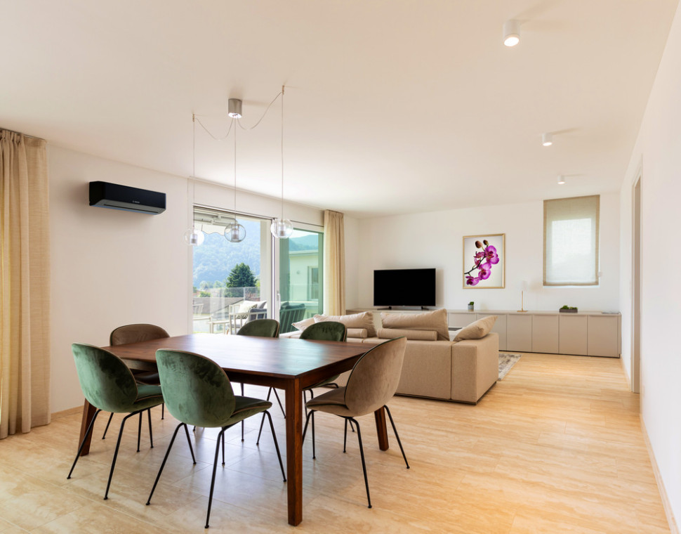 Klimatyzator Climate 7000i w czarnej obudowie na ścianie w apartamencie