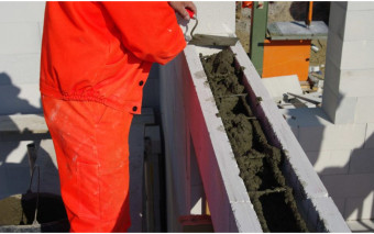 Nadproże nad drzwi 90 cm. Jakie rozwiązania przyspieszają budowę?