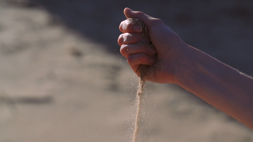 Rdzeniem produktów jest piasek kwarcowy wzbogacony dopasowanymi spoiwami i pigmentami.