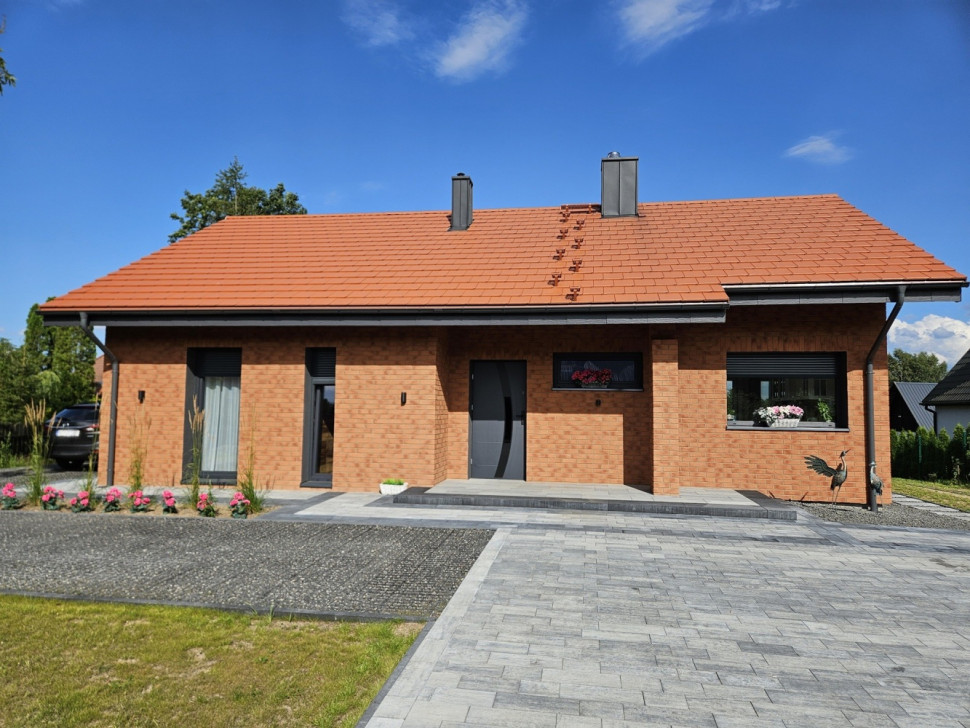 Każdy element zachowuje charakter naturalnej cegły, ale bez balastu jej masy i energochłonności.