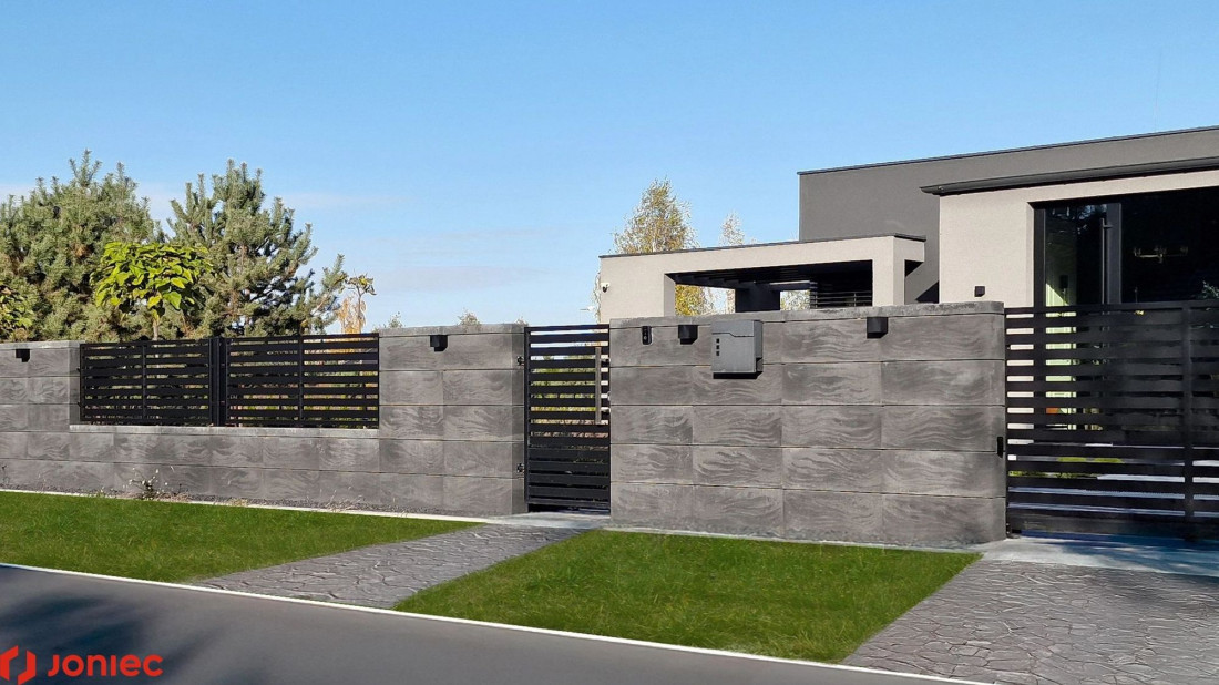 Ogrodzene betonowe ROMA Mega Lidyt wizytówką posesji w Małopolsce