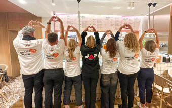 Pomaganie stawia na nogi jak kawa – JAF Polska charytatywnie za ladą Cafe Bajka 