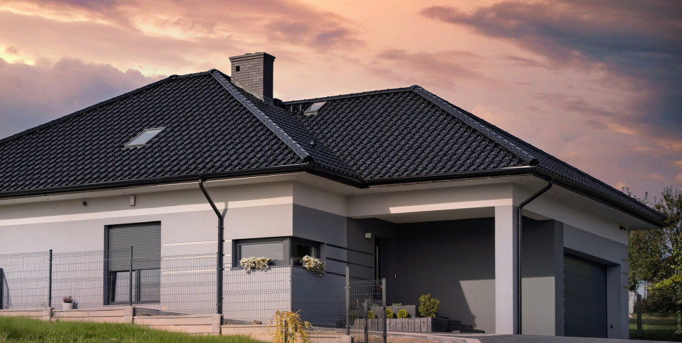 Dachówka ceramiczna TITANIA marki swissporTON w wersji czarna glazura