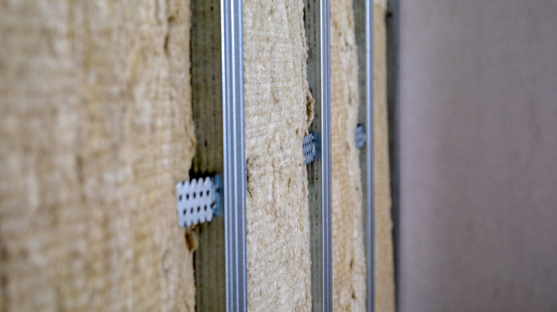 Przedścianka akustyczna z wełną skalną – skuteczny sposób na ciszę