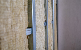 Przedścianka akustyczna z wełną skalną – skuteczny sposób na ciszę