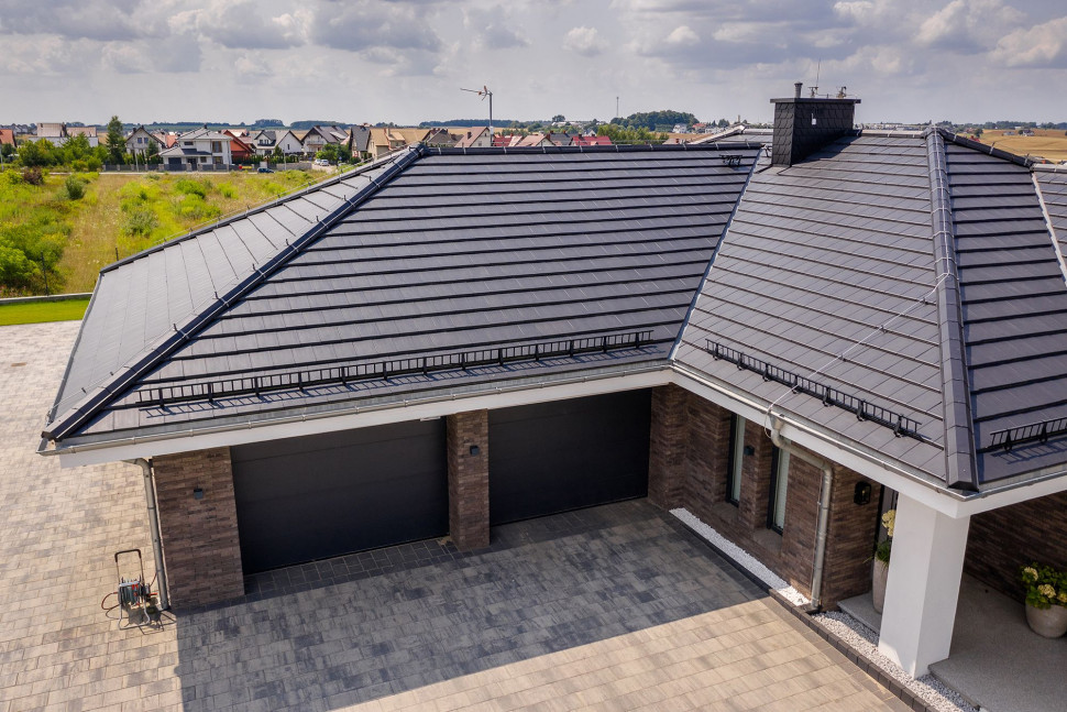 Angoby zapewniają aksamitną powierzchnię, podczas gdy glazury tworzą błyszczącą powłokę