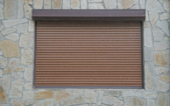 Kolor rolet screen zewnętrznych: Jak dopasować go do elewacji, klimatu i stylu domu?