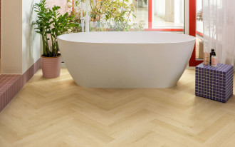 Quick-Step wprowadza na rynek pierwszą na świecie wodoodporną, cichą w użytkowaniu jodełkę laminowaną