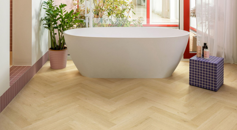 Quick-Step wprowadza na rynek pierwszą na świecie wodoodporną, cichą w użytkowaniu jodełkę laminowaną