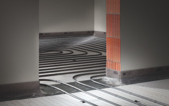 Czy warto mieć ogrzewanie podłogowe wodne? Zalety, projekt i układanie podłogówki