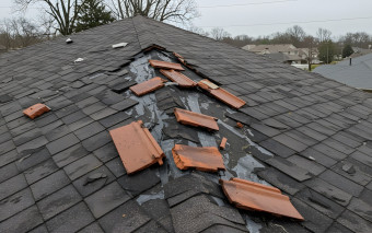 Kiedy trzeba wymienić dach? Objawy, prawo budowlane i precyzyjne szacowanie kosztów