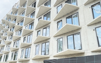 Cystersów 19 w Krakowie: balkony, które grzeją i wyciszają budynek