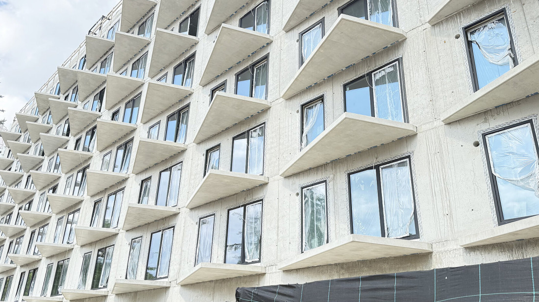 Cystersów 19 w Krakowie: balkony, które grzeją i wyciszają budynek