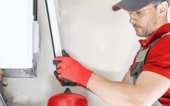 Przegląd kotła przed zimą: co musi zrobić serwisant i kiedy to zaplanować?