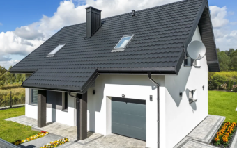 Zapomnij o stereotypach! Blacha na dach dwuspadowy - odkryj, jak odmieni Twój dom na lata