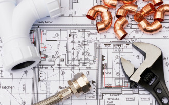 Dlaczego lepiej kupić działkę uzbrojoną? Instalacja wodno-kanalizacyjna w domu