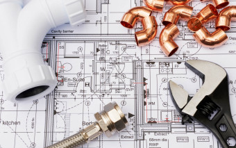 Dlaczego lepiej kupić działkę uzbrojoną? Instalacja wodno-kanalizacyjna w domu