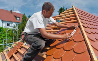 Komfort termiczny na dachu: jak wybrać pokrycie, które chroni przed upałem i ekstremalnymi warunkami przez lata