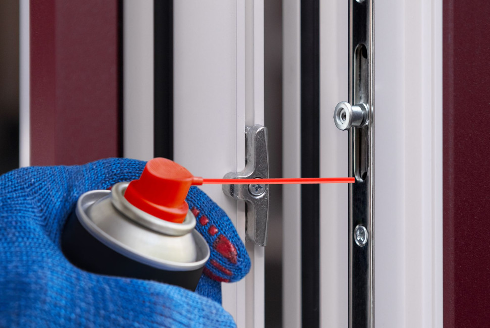 Smarowanie okucia okna