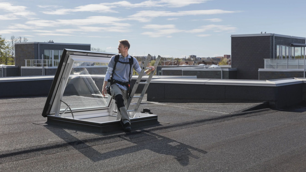 Nowość od VELUX. Elektryczne okno wyłazowe do dachów płaskich