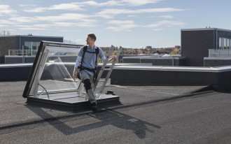 Nowość od VELUX. Elektryczne okno wyłazowe do dachów płaskich