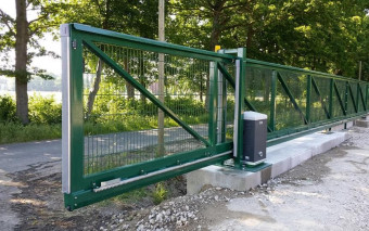 Napędy do bram przesuwnych: jak wybrać niezawodny automat?