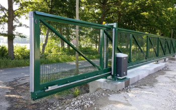 Napędy do bram przesuwnych: jak wybrać niezawodny automat?