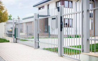 Jak wybrać idealne ogrodzenie: praktyczny przewodnik po rodzajach, stylach i montażu