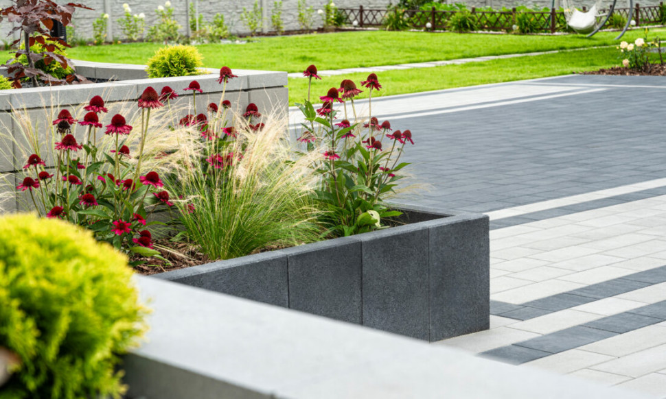 Wysokie donice (100 cm) pozwalają podnieść krzewy i trawy, tworząc efektowną scenografię. Niskie palisady Impari idealnie kadrują rabaty i zioła