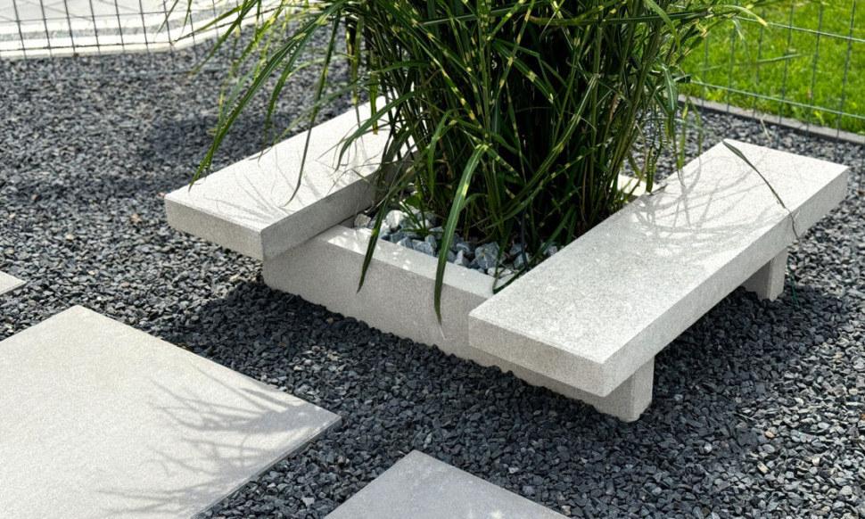 Wysokie donice (100 cm) pozwalają podnieść krzewy i trawy, tworząc efektowną scenografię. Niskie palisady Impari idealnie kadrują rabaty i zioła