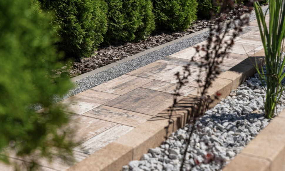 Palisady są świetnym rozwiązaniem do oddzielania różnych powierzchni w ogrodzie, takich jak chodniki, parkingi czy podjazdy