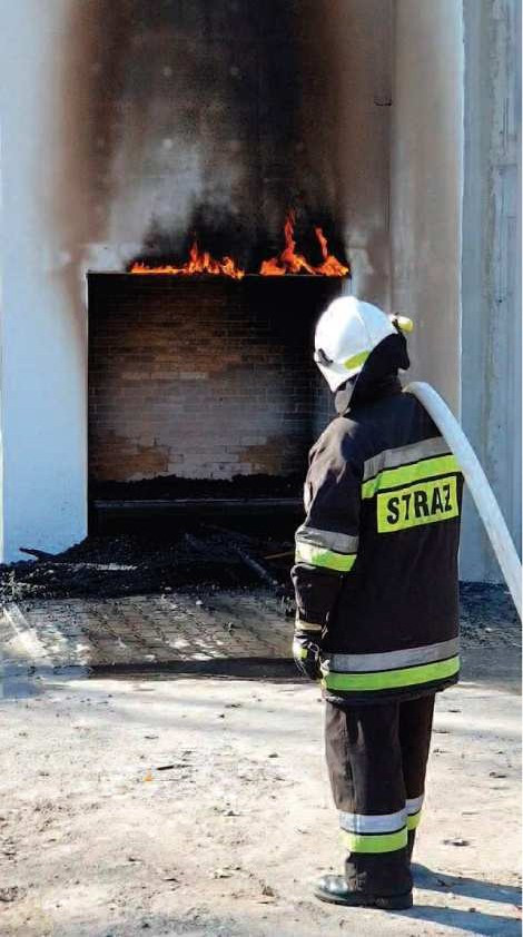 Ogień wydobywający się ze strefy pasa z wełny po zakończeniu badania i ugaszeniu źródła ognia po badaniach ICIMB