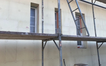 Płyty PIR na elewacji - o ile cieńsza może być izolacja w ETICS?